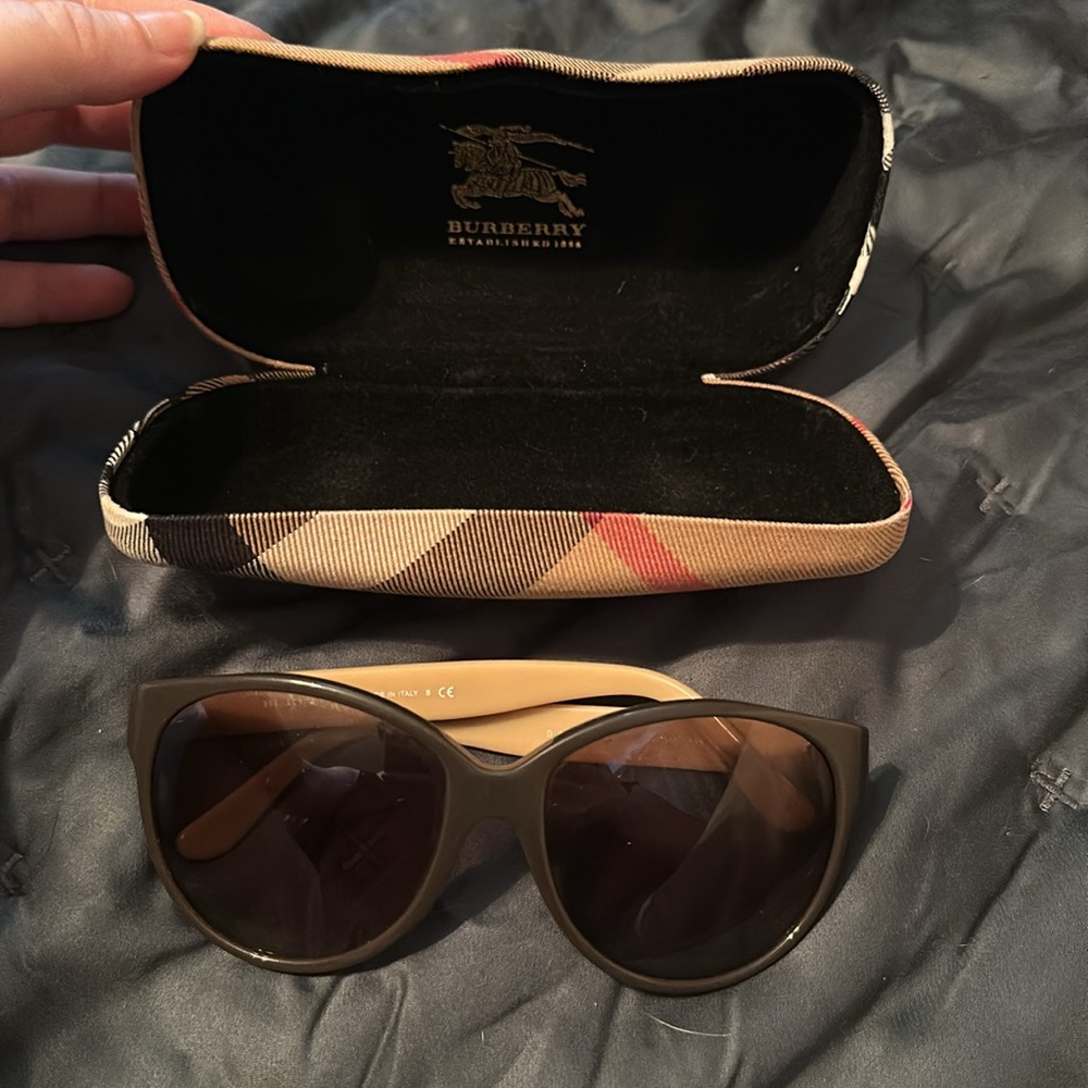 Burberry Sunglasses w case